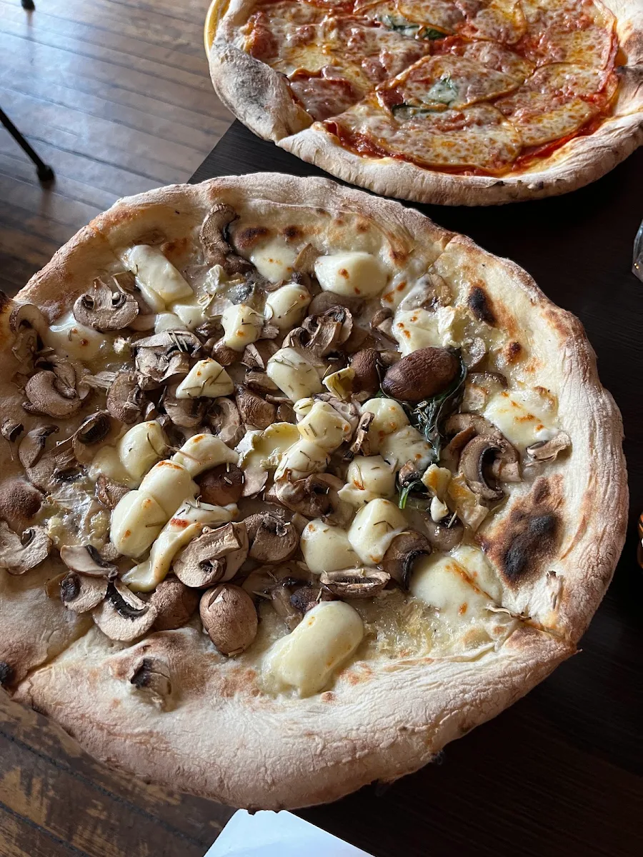 Brie E Funghi Pizza, Napoli Centrale Pizzeria