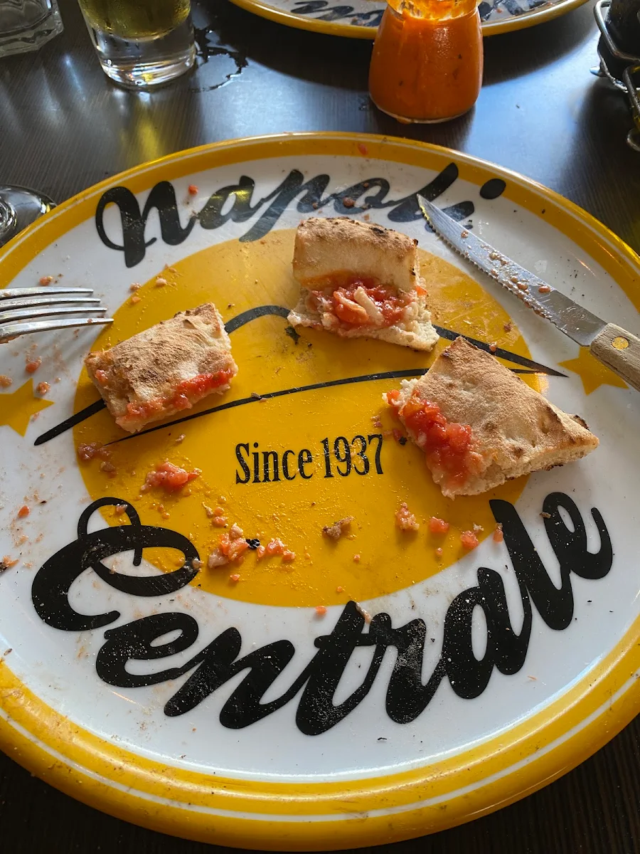 Pizza Margherita, Napoli Centrale Pizzeria