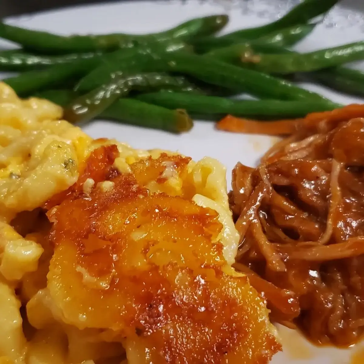 BBQ Pulled Pork Mac & Cheese w Green Beans Plate