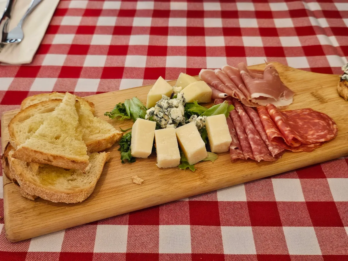 Tagliere Toscano – Cold Cuts & Cheeses