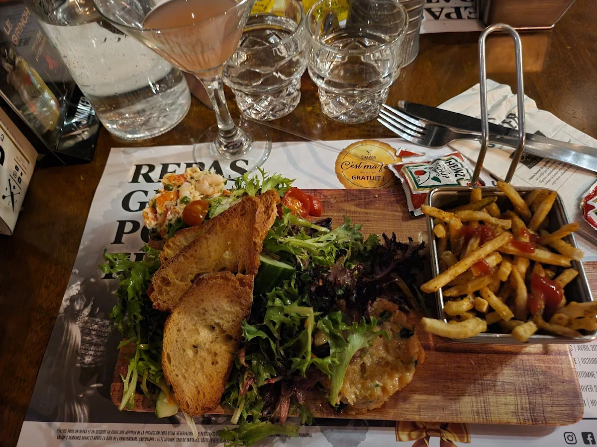 Duo Tartare Deux Saumons Ainsi Que Homards Et Crevettes