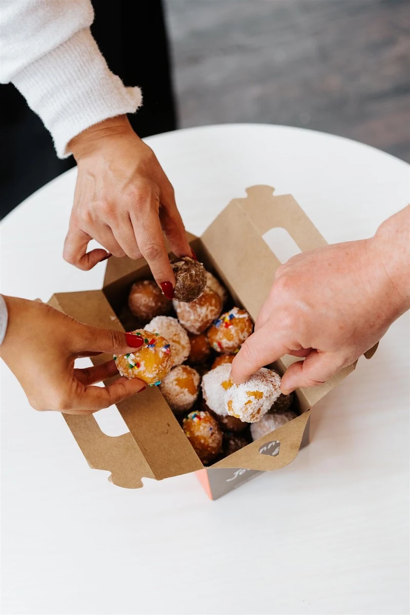 Highlights, Robin's Donuts