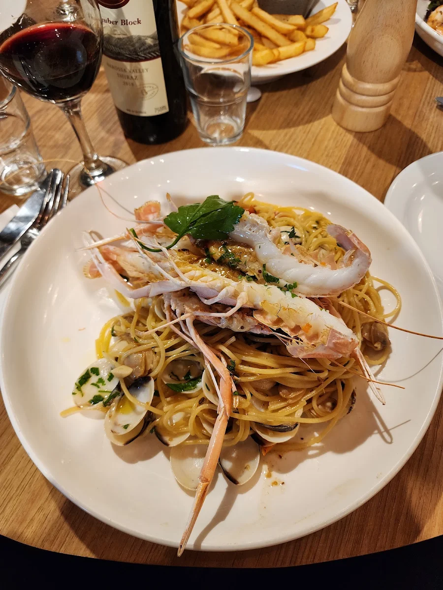 Spaghetti Scampi Vongole, Pane e Vino Trattoria