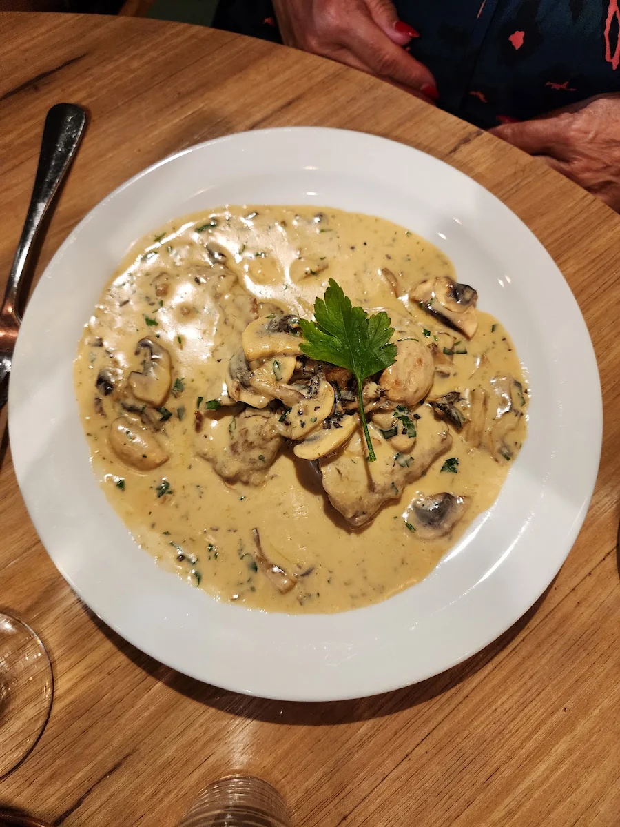 Vitello Funghi, Pane e Vino Trattoria