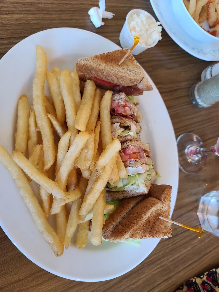 Club House, Crossroads Restaurant