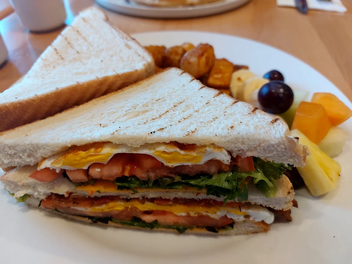 Club Sandwich With Chicken Club Sandwich Au Poulet
