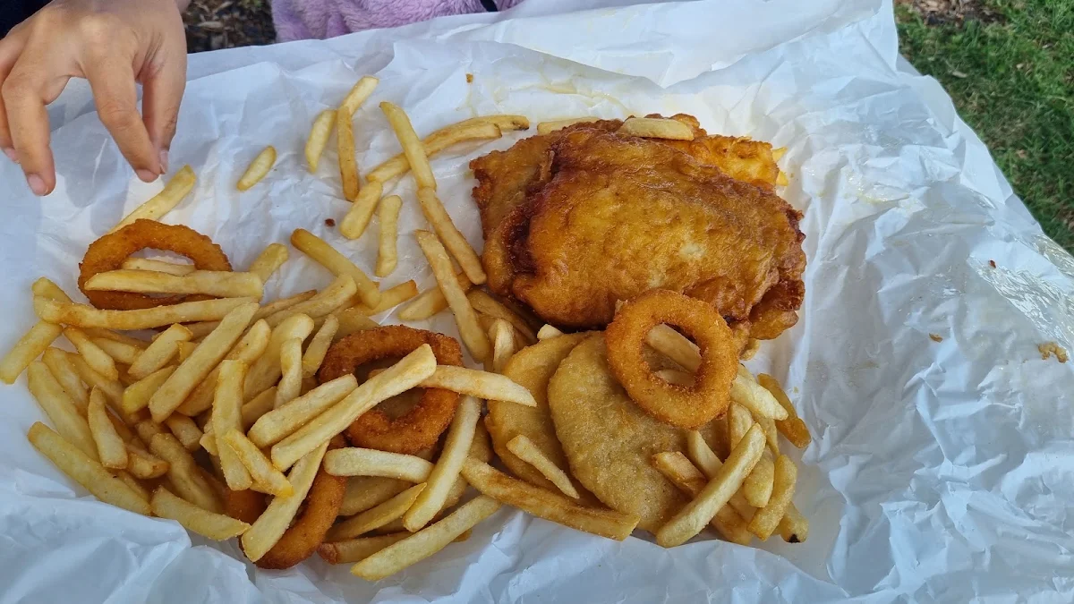 Highlights, Dino's Takeaway & Milkbar