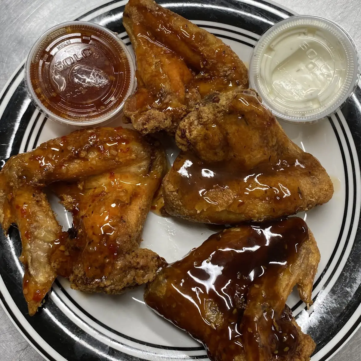 6 Wings Coleslaw 8 Oz & Can Soda