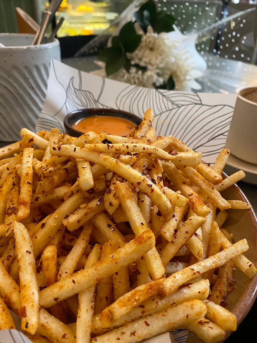 Shoestring Fries, Emma & Ivy