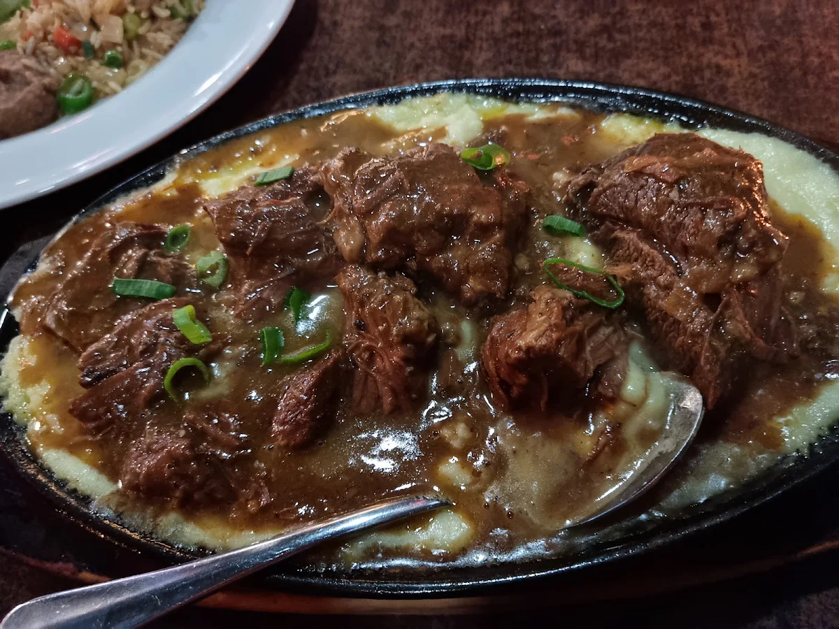 Beef and Mash, Amigos y Familia Hardware Lane