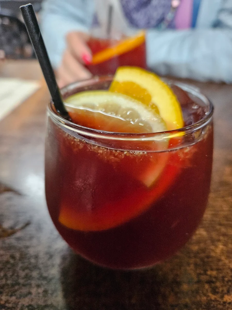 Sangria, Amigos y Familia Hardware Lane