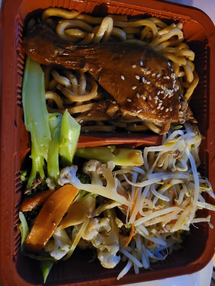 Dry Noodles with BBQ Chicken and Mixed Vegetables