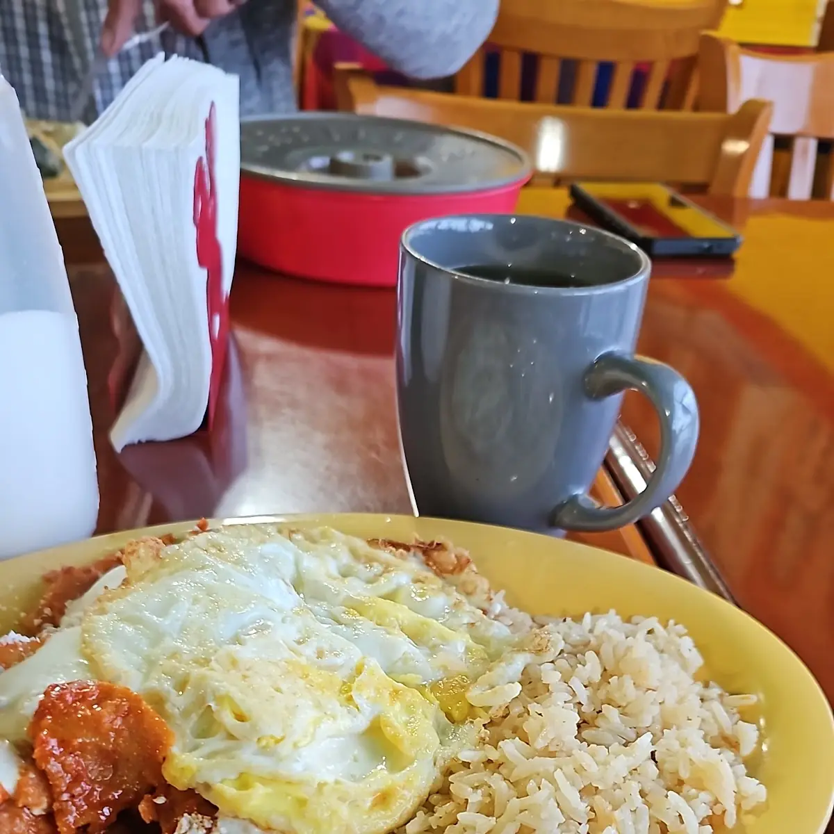 Huevos Con Hot Cakes