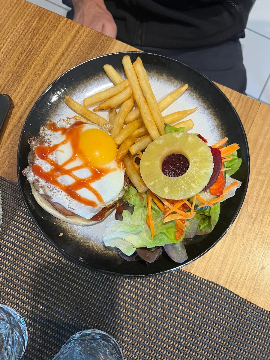 Hamburger with the Lot, Roy's Fish and Chips Take Away Café & Sri Lankan Cuisine