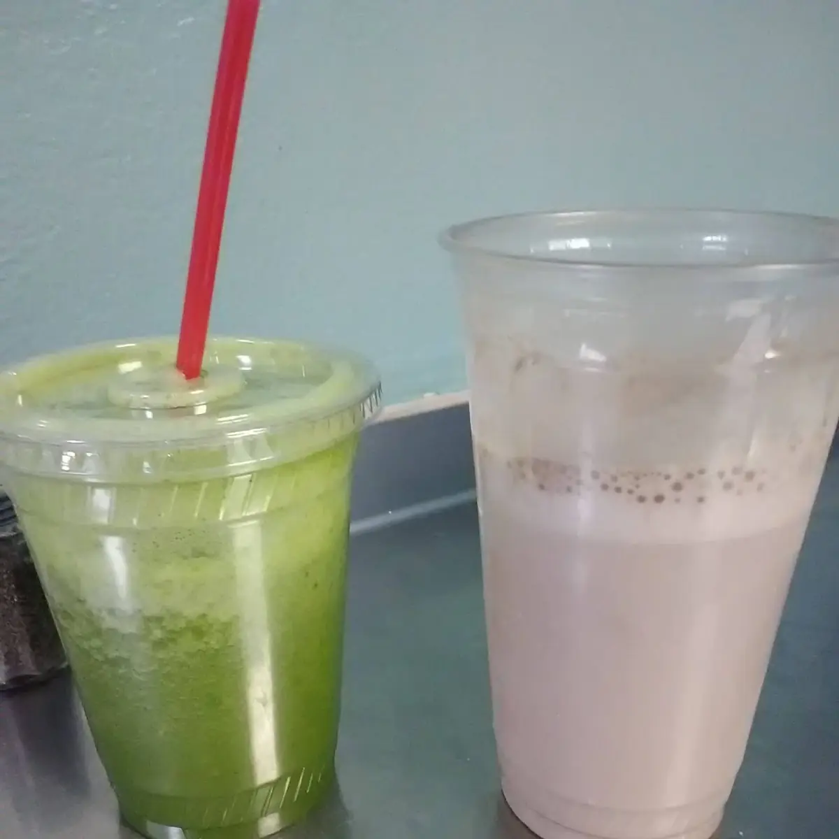 Jugos Naturales Verde & Liquado De Chocomilk Y Platano