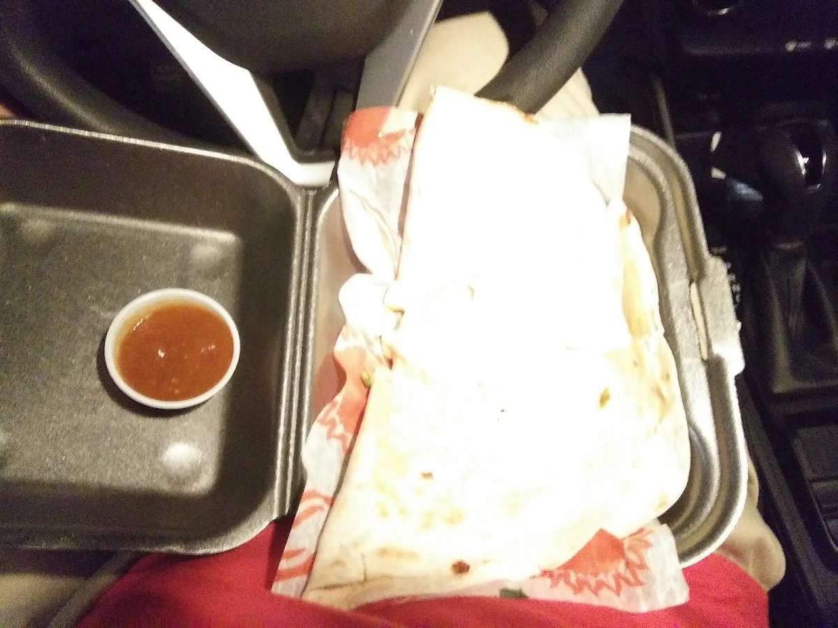 Quesadilla de Pollo Poblana Con Salsa Campechana Delisios