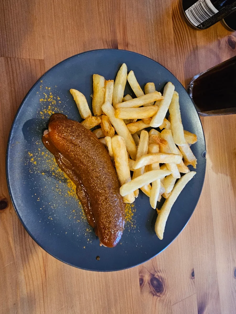 Curry Wurst & Crunchy Chips
