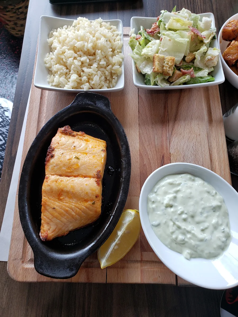 Assiette Somon, Jim's Rotisserie & Shish Taouk