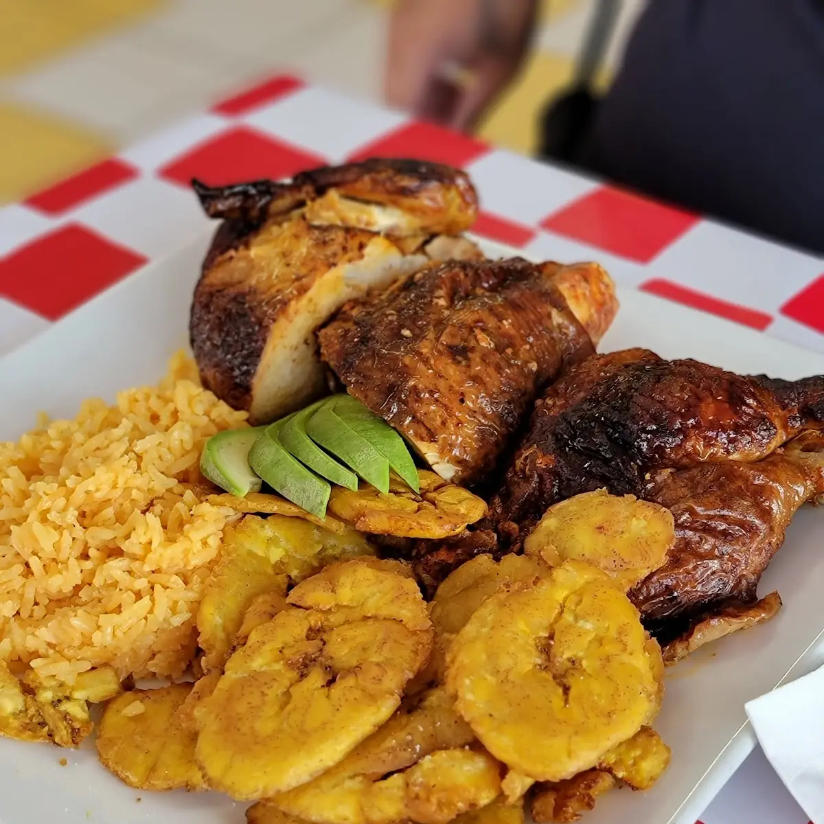 Pechuga Asada Con Platanos Amarillos