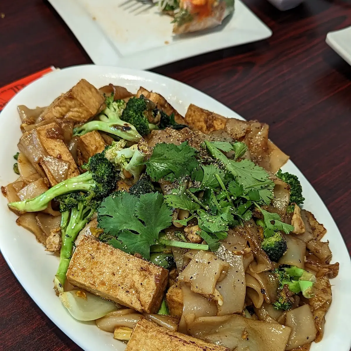 Pad See Eiw Chicken