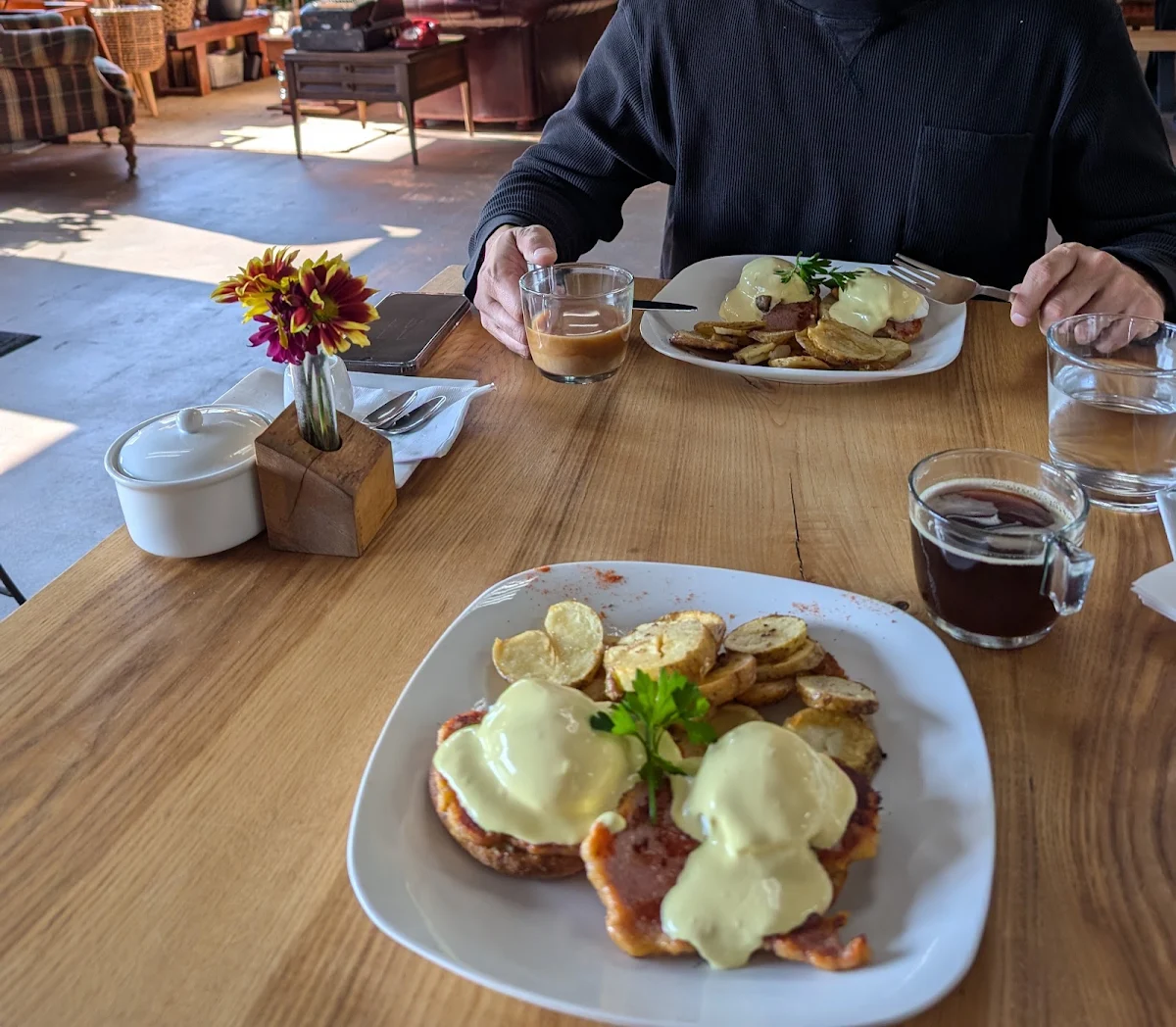 Eggs Benedict & Shannon’S Signature Salad, Shannon's Kitchen and Irish Pub