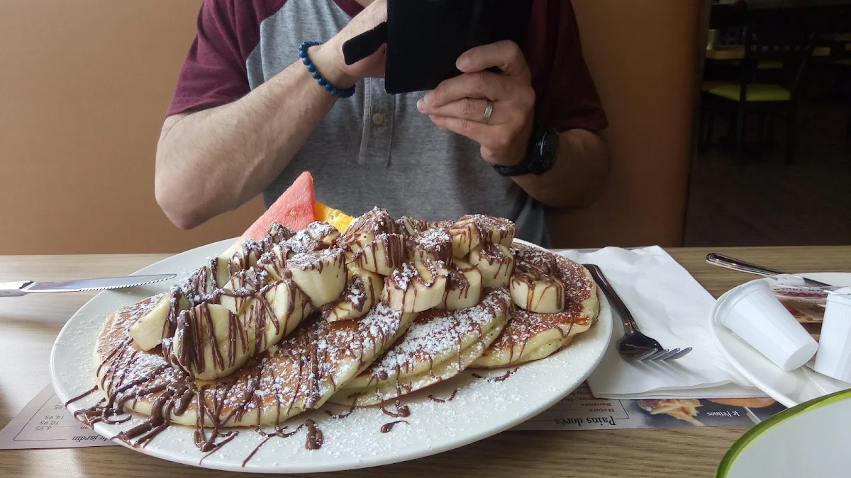 3 Crêpes au babeurre avec pépites de chocolat (3 Buttermilk Chocolate Chip Pancakes)