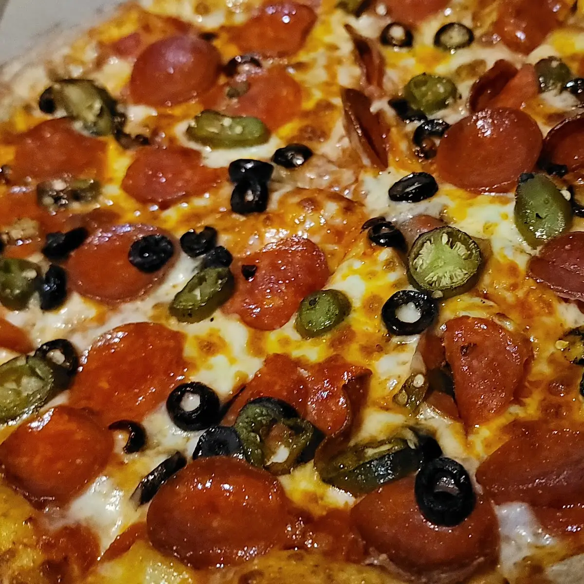Pepperoni blk Olive Jalapeños Pizza
