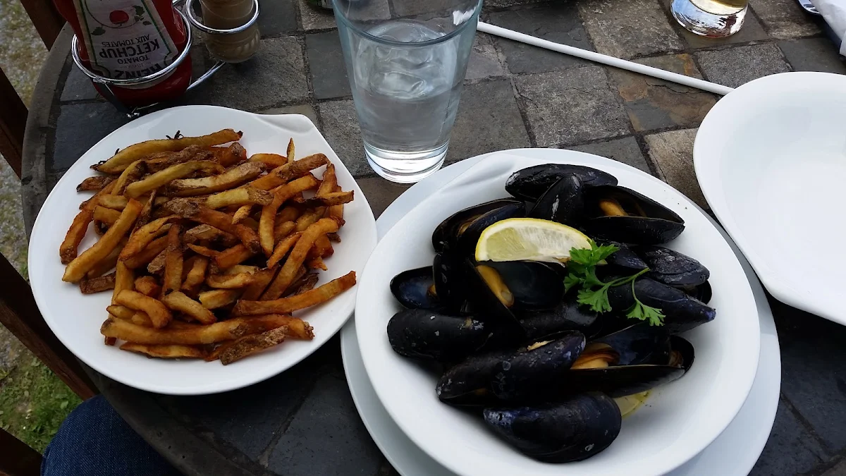 Mussels and Fries, Henley House Pub And Restaurant