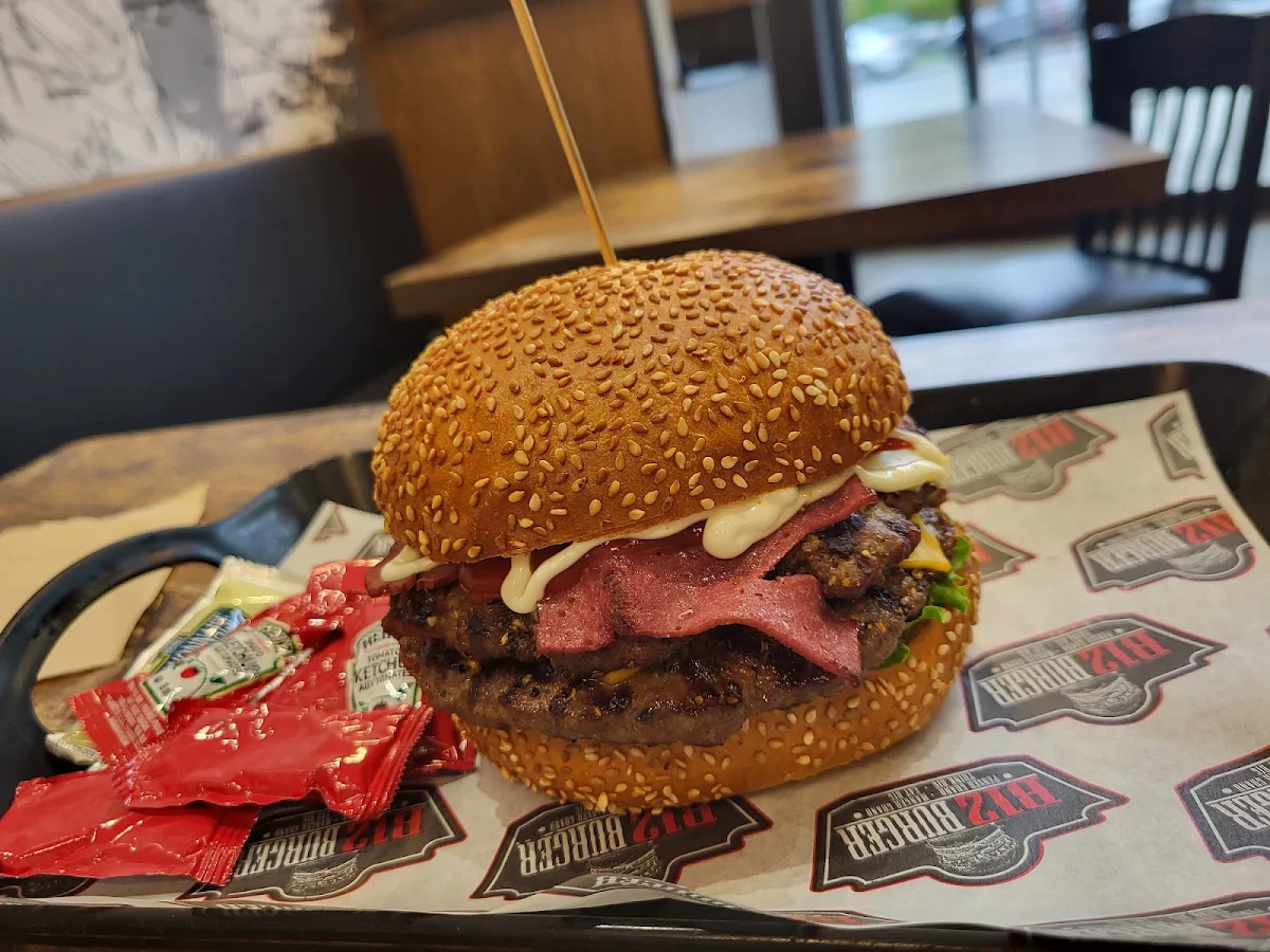 Cheeseburger, B12 Burger NDG