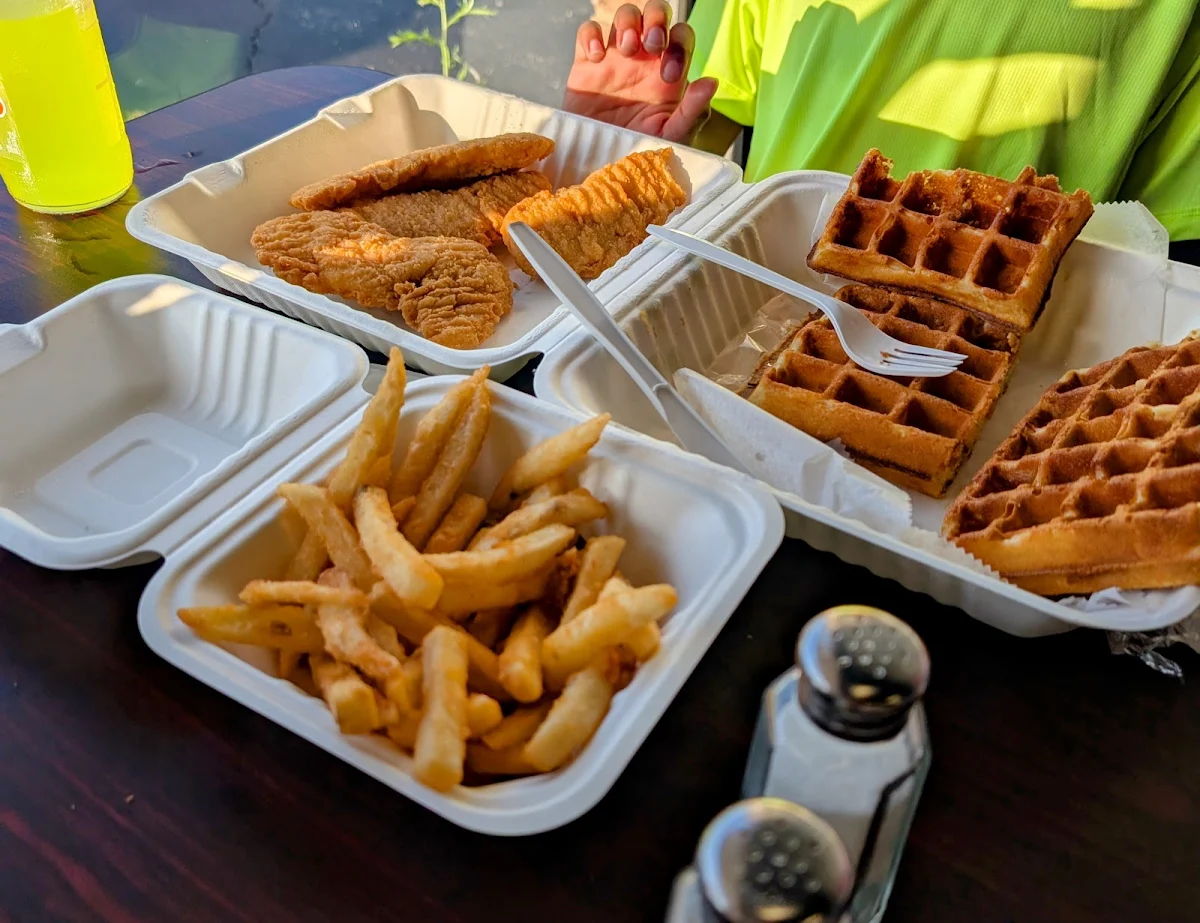 Chicken & Waffles w Fries