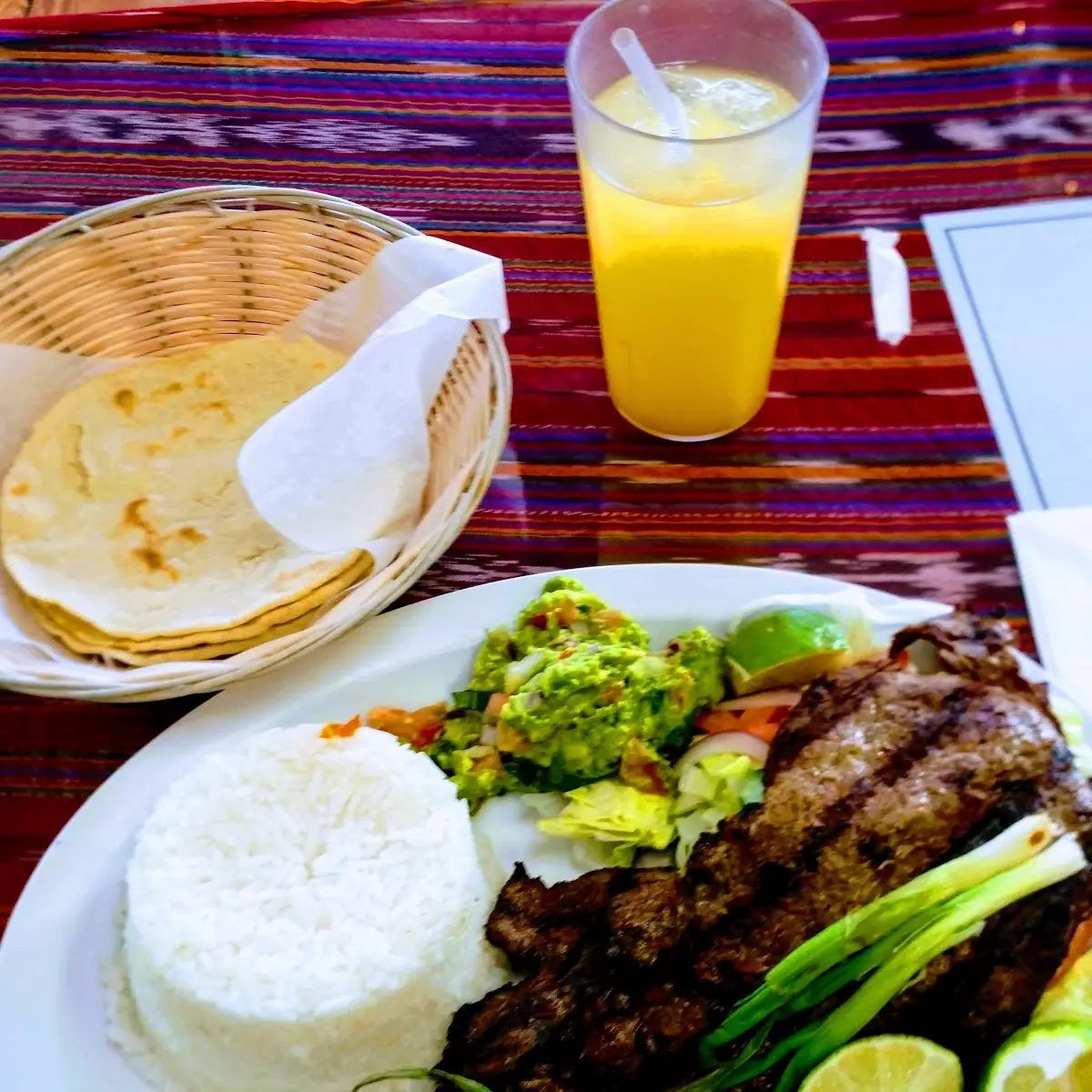 Carne Asada Con Arroz Blanco Guacamol Ensalada Verde Y Jugó de Piña