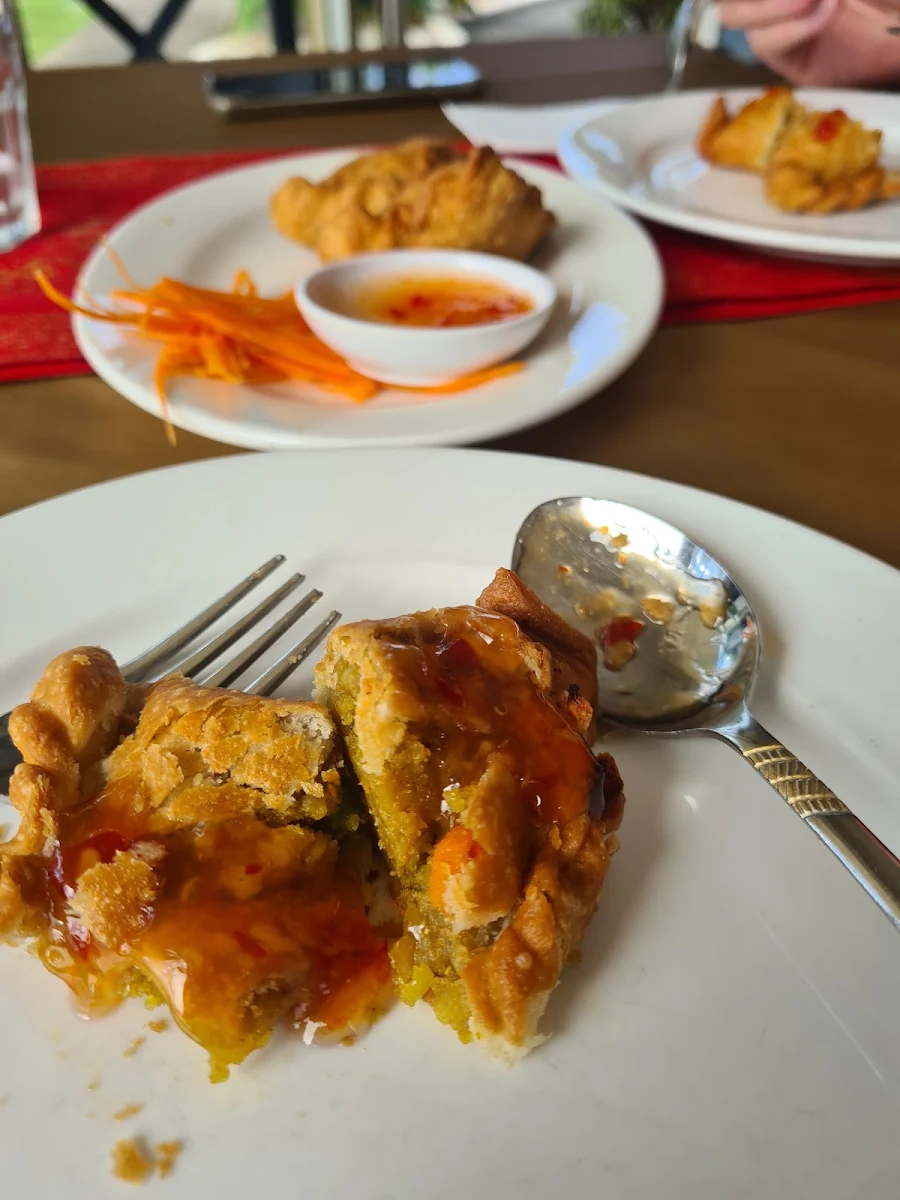 Curry Puff Entree, Hot Wok Thai