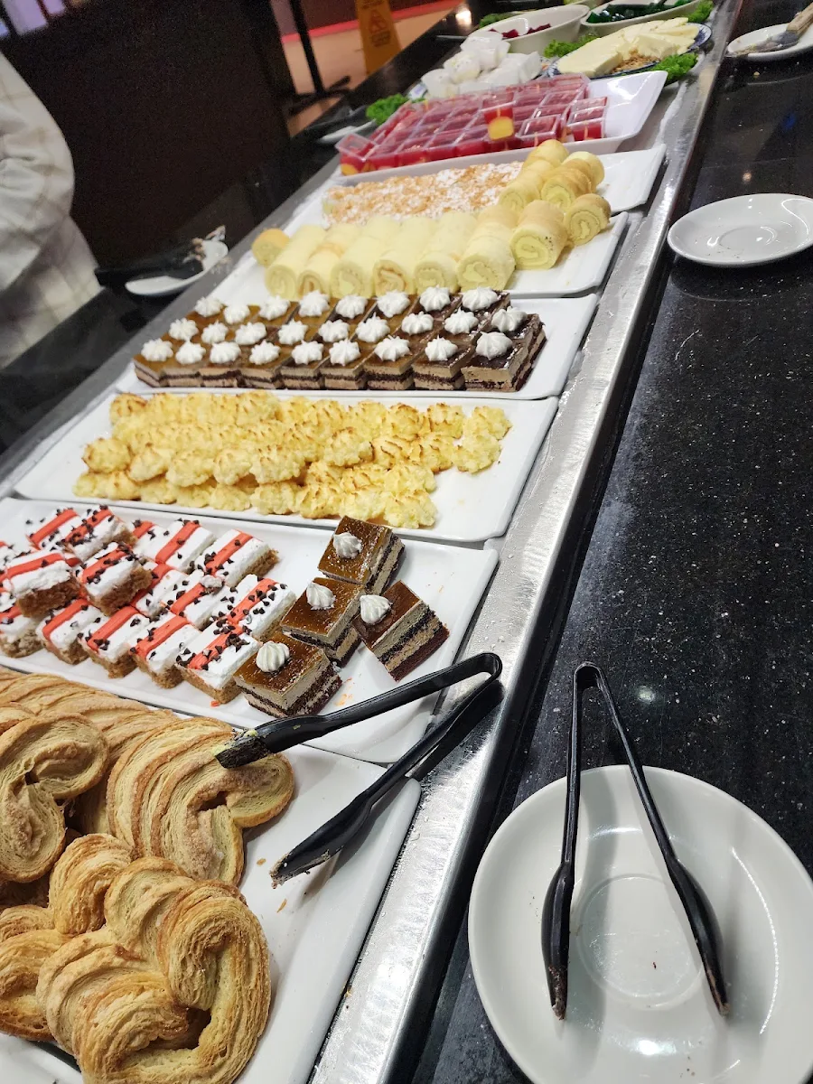 Highlights, Maple Leaf Queen's Buffet