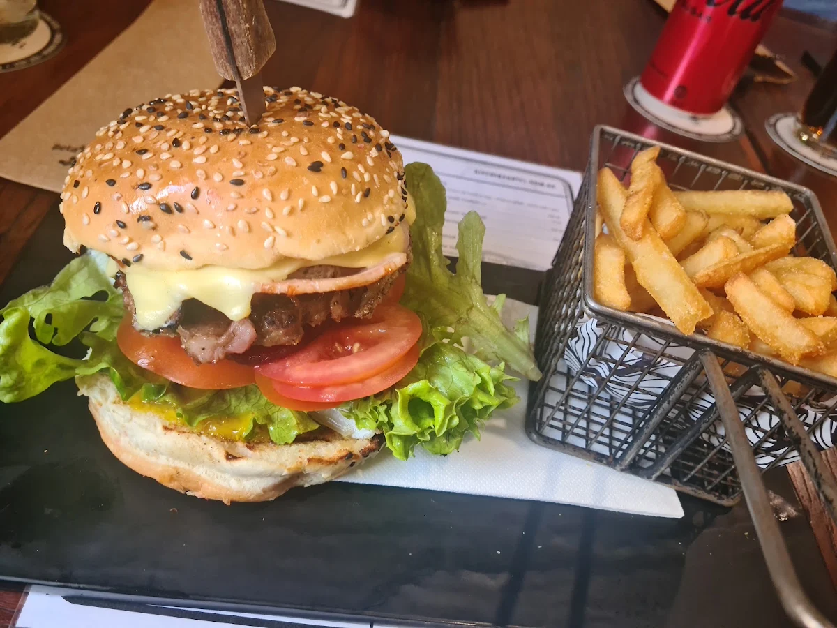 Burger and Fries, Riverina Hotel