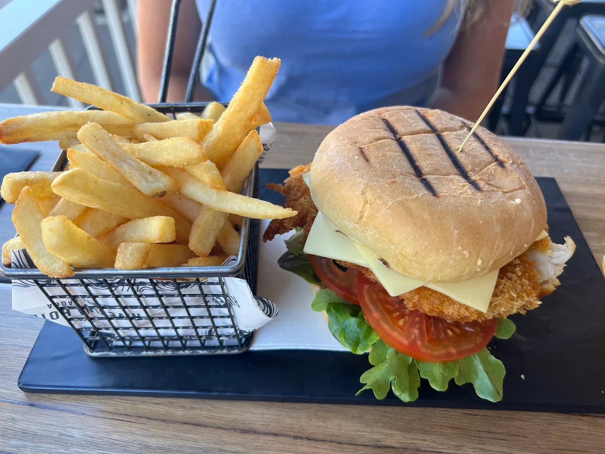 Cheeseburger and Fries, Riverina Hotel