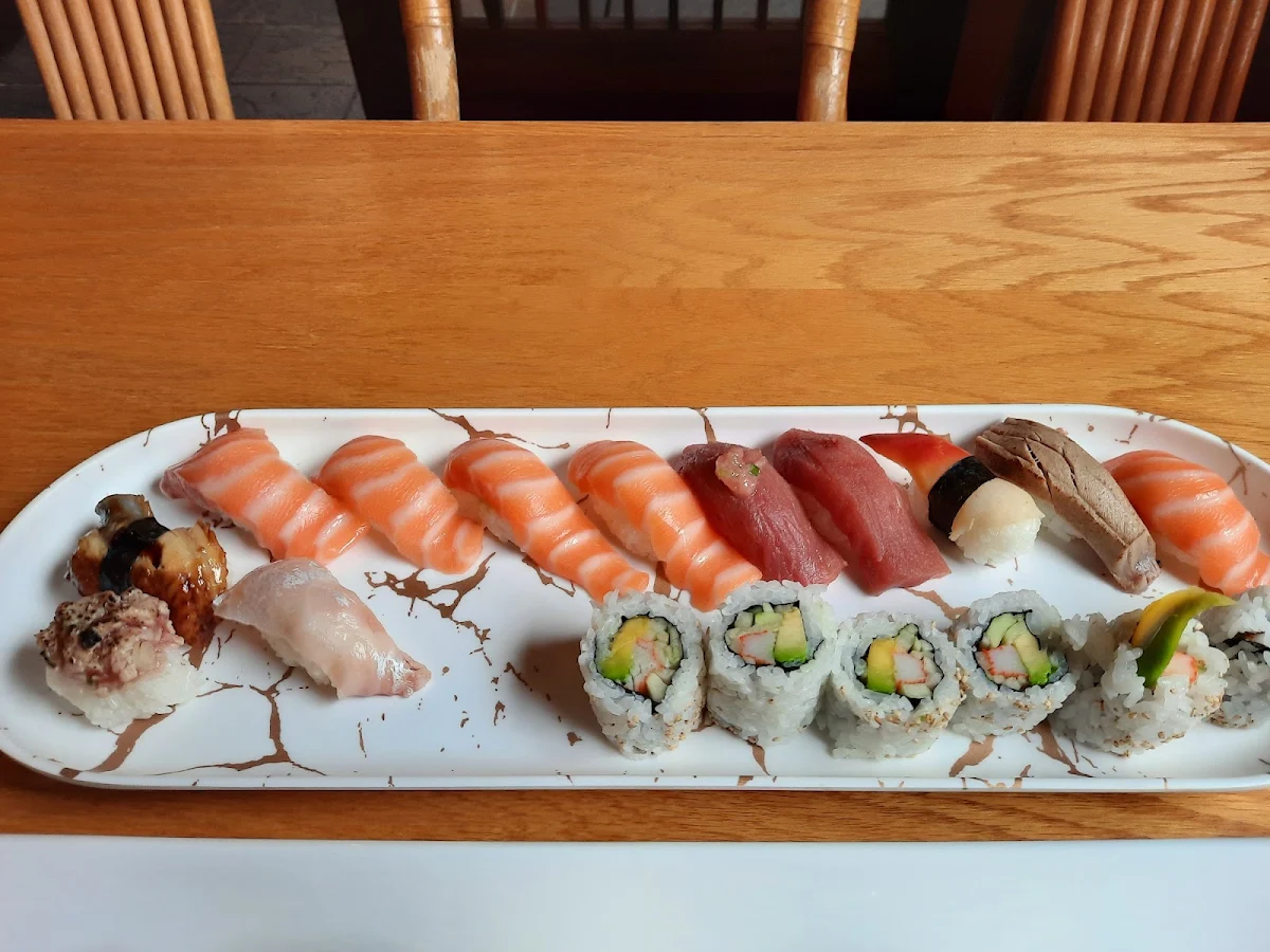 Sushi & Sashimi Deluxe, Mikado Japanese Restaurant