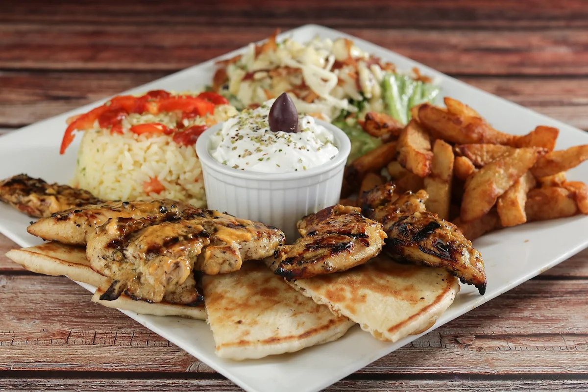 (2) souvlaki pitas au poulet et frites / (2) Chicken Souvlaki Pitas with Fries