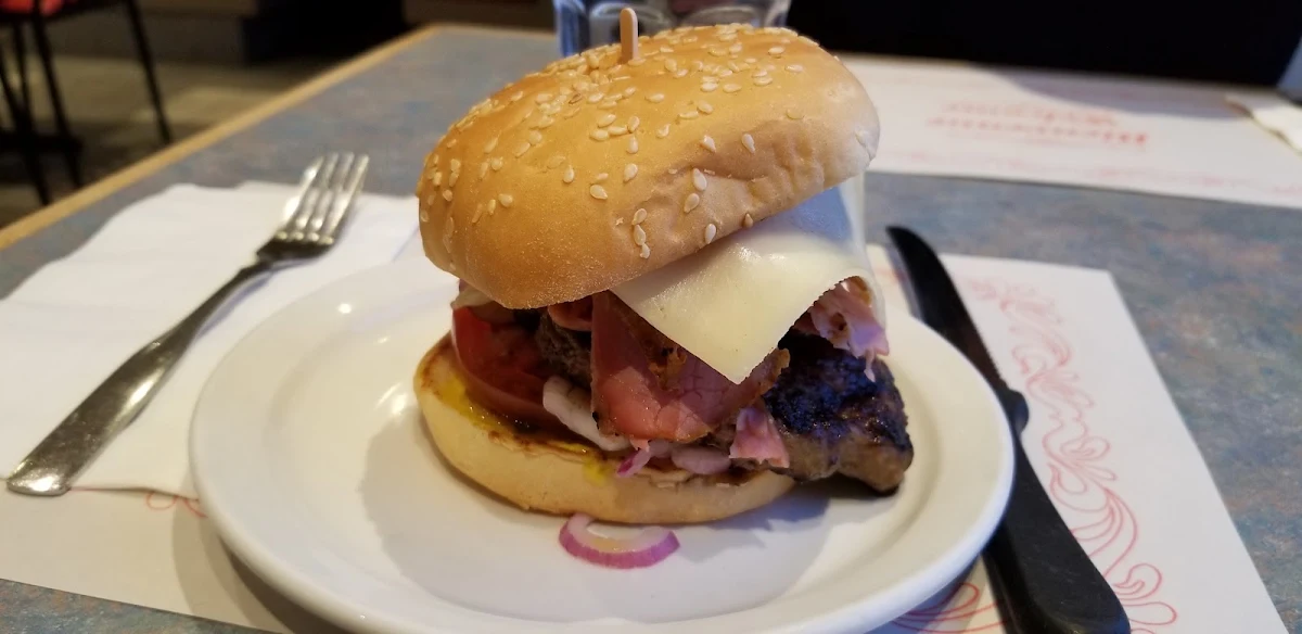 Burger Méditerranéen / Mediterranean Burger