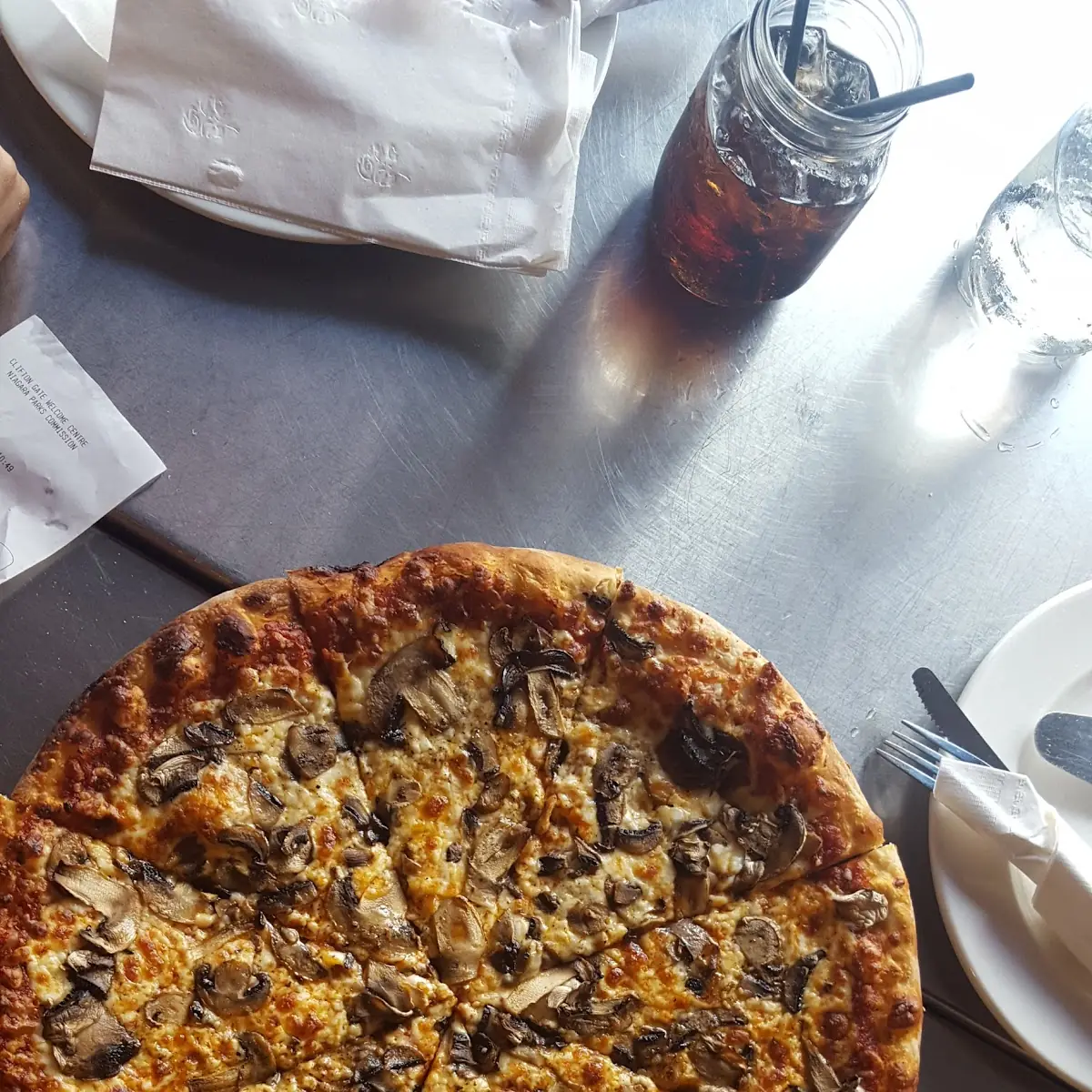 Mushroom Pizza, Yank's Old Niagara Bar & Grill