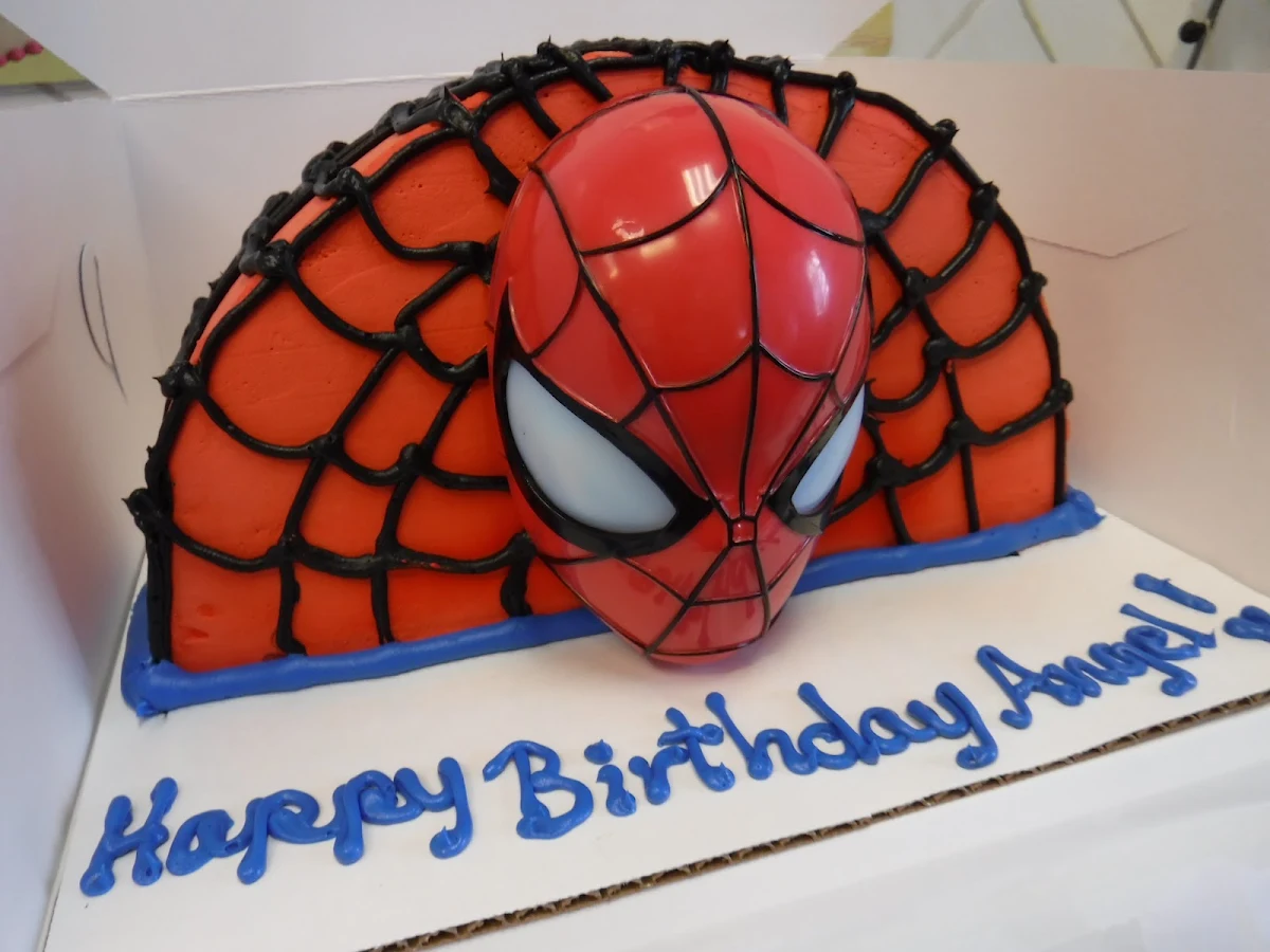 Spider-Man Ultimate Light Up Eyes Cake