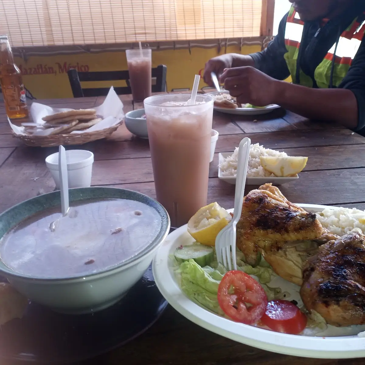 Sopa de Gallina India Con la Mitad de la Gallina Asada Acompañadas de Una Horchata Bien Helada
