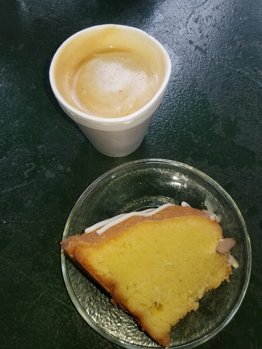 Bizcocho de Limón Y Queso Crema Acompañado de Café