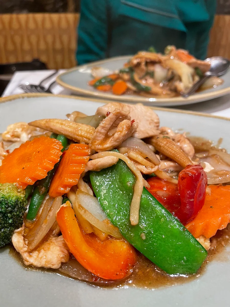 Pad Nammun Hoy, Marigold Thai