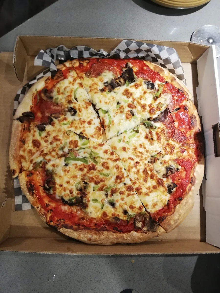 12" moyen pizza à la québécoise / 12" Medium Quebec Pizza