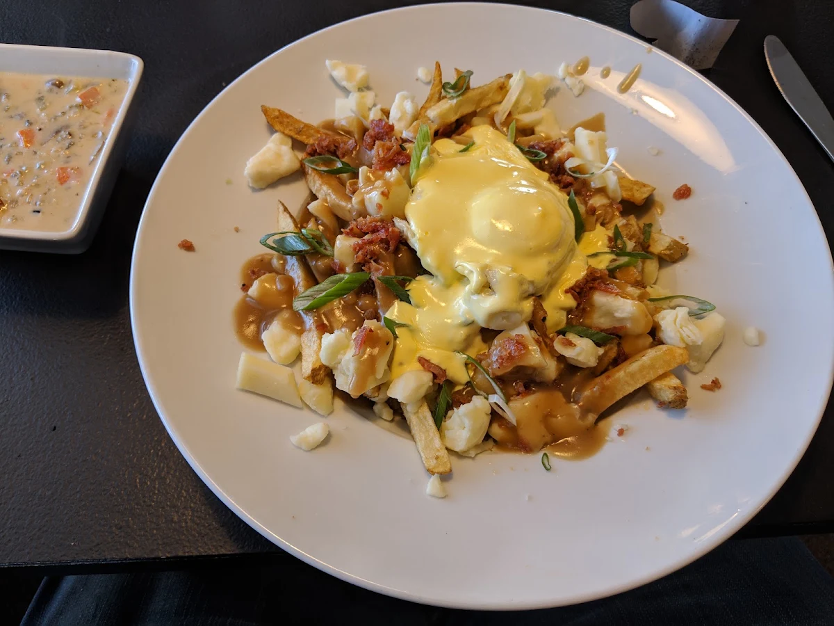 Mac & Beer Cheese Poutine
