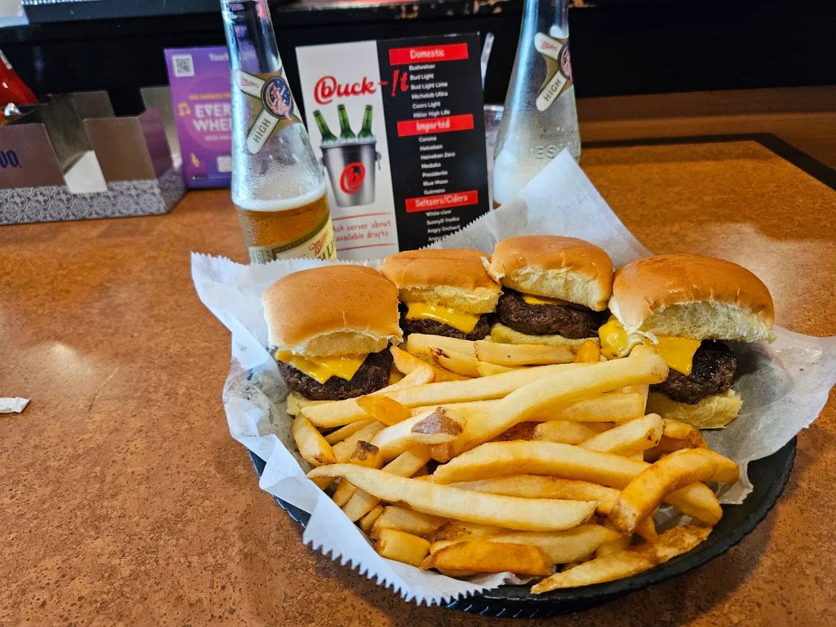 Cheeseburger Sliders 4 with Fries