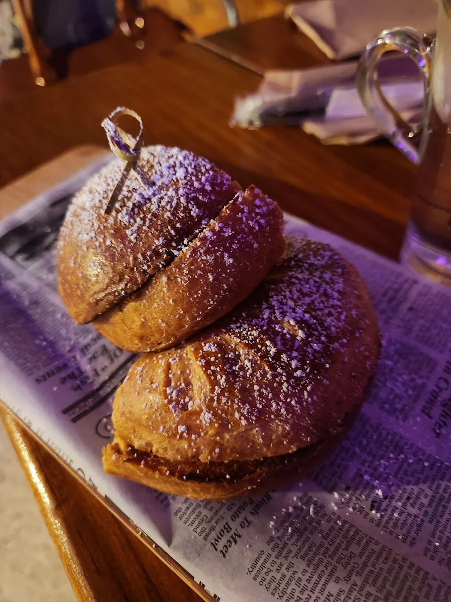 Mayorca Con Queso Crema Y Guayaba