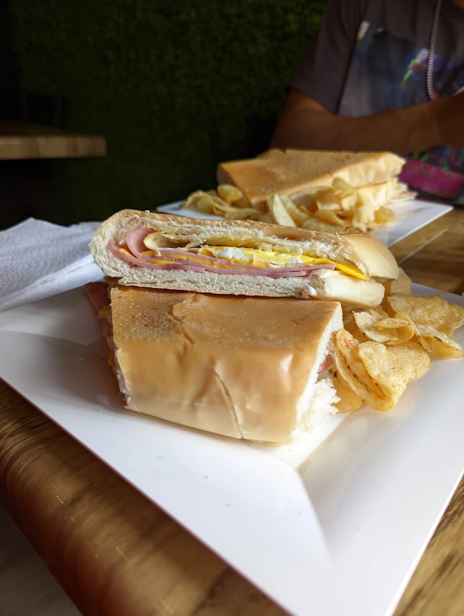 Sandwich Jamon Queso Huevo