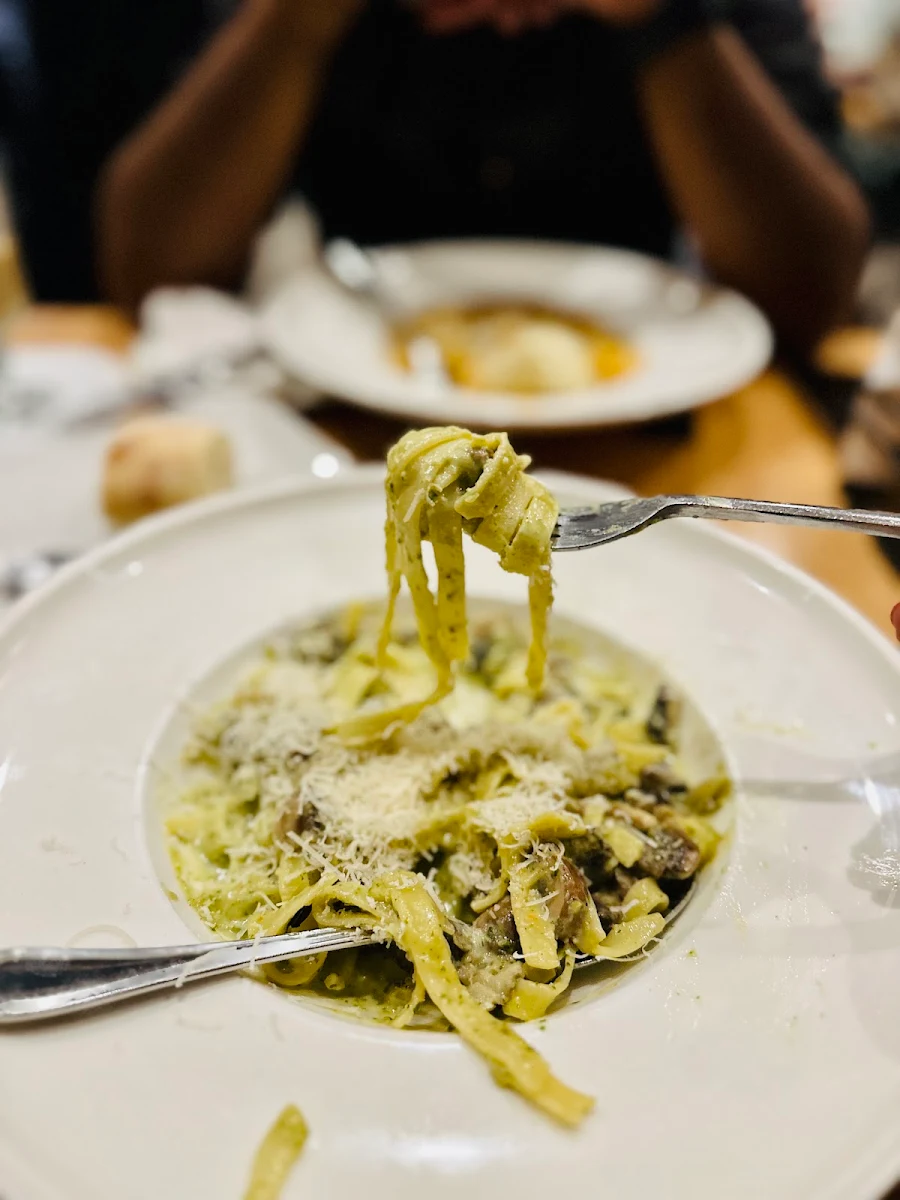 Fettuccine Pistachio, Amici