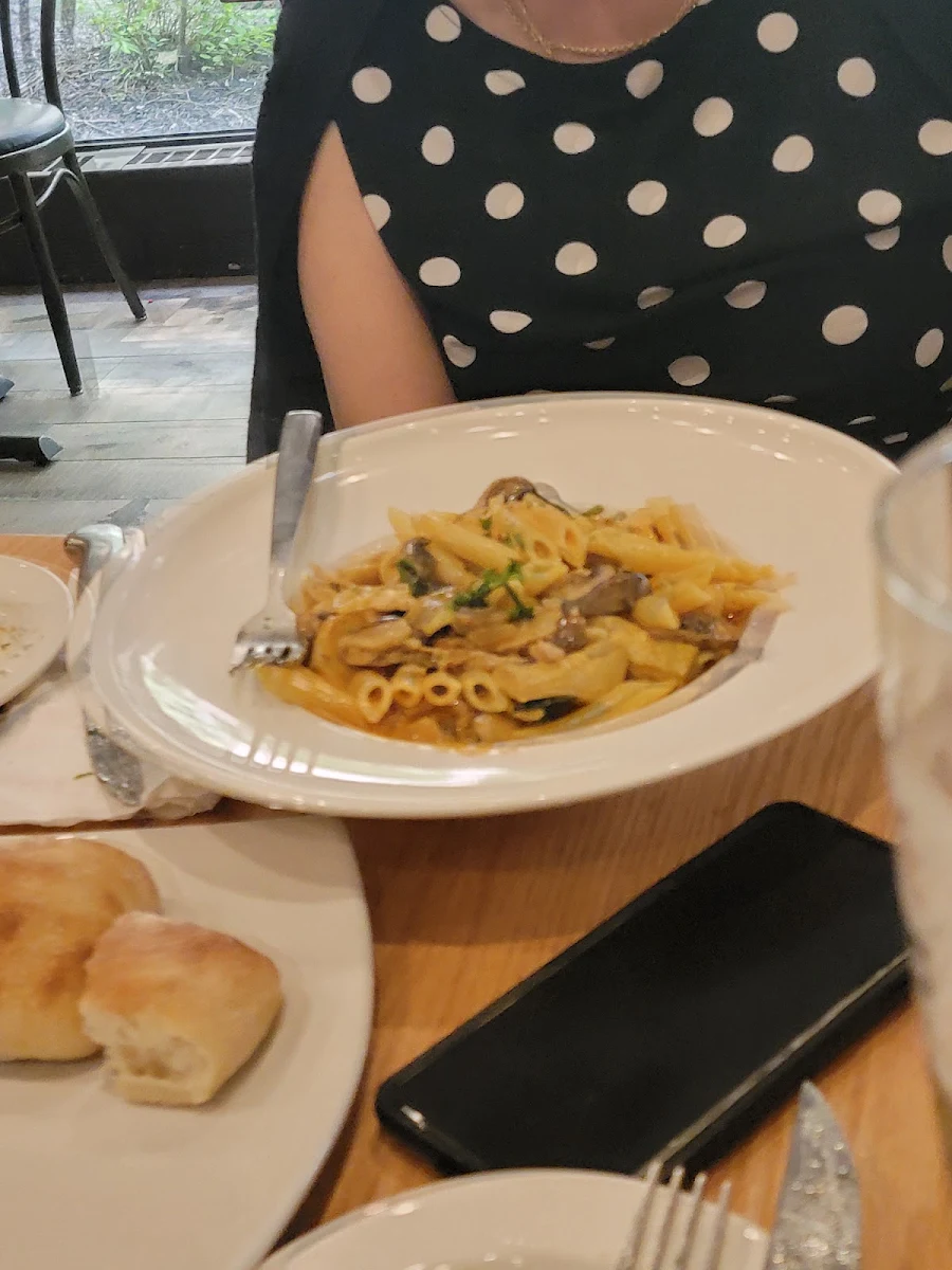 Penne Con Pollo, Amici